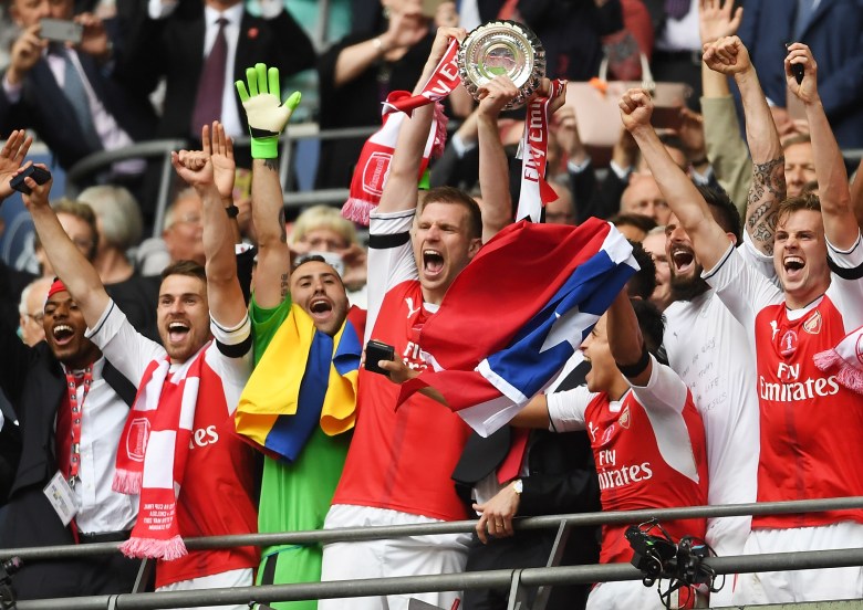 arsenal hoist fa cup after beating chelsea.jpg
