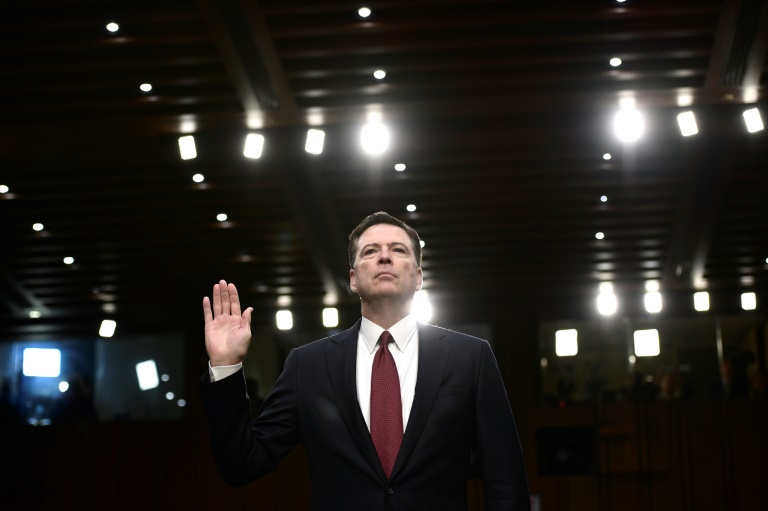 comey hands up