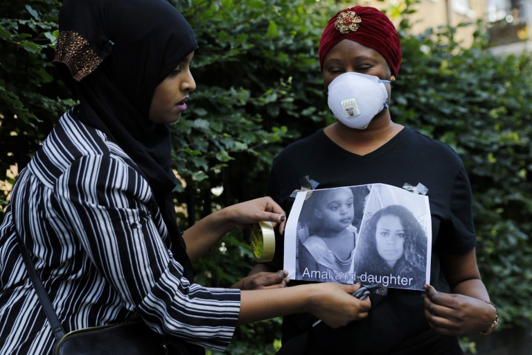 tower fire relatives foto