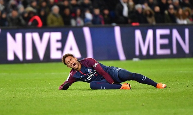 Neymar-writhing-in-pain-holds-the-injured-ankle