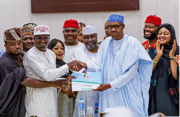 Buhari-receiving-his-form