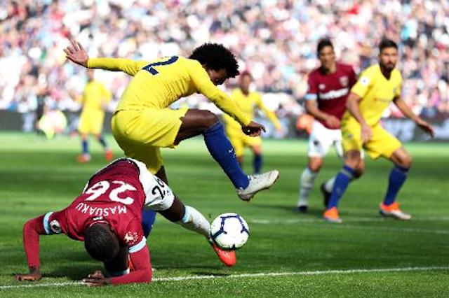 Chelseas-Willian-trying-to-escape-a-West-Ham-player