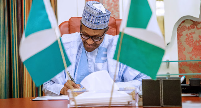 Muhammadu-Buhari-Signs-Minimum-Wage
