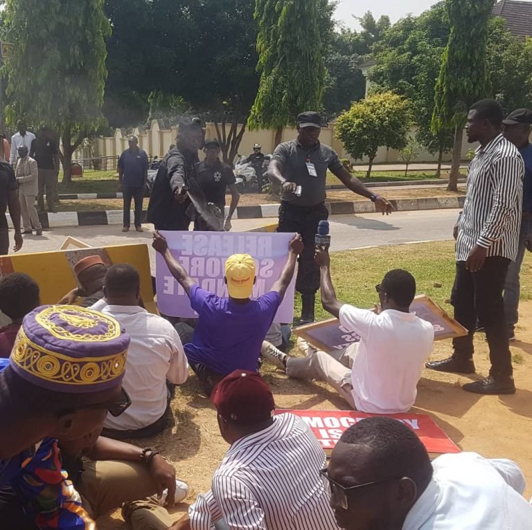 dss-operatives-point-gun-at-protesters